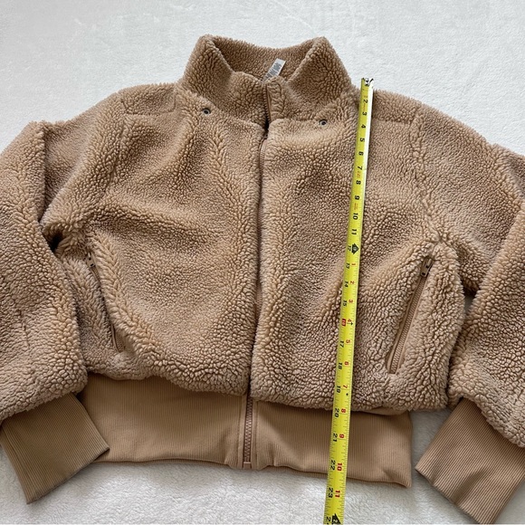 Alo Yoga Foxy Sherpa Jacket in Camel Size Small - Picture 4 of 12